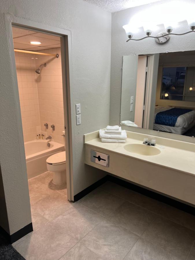 Travelodge By Wyndham Lincoln Northeast Bagian luar foto
