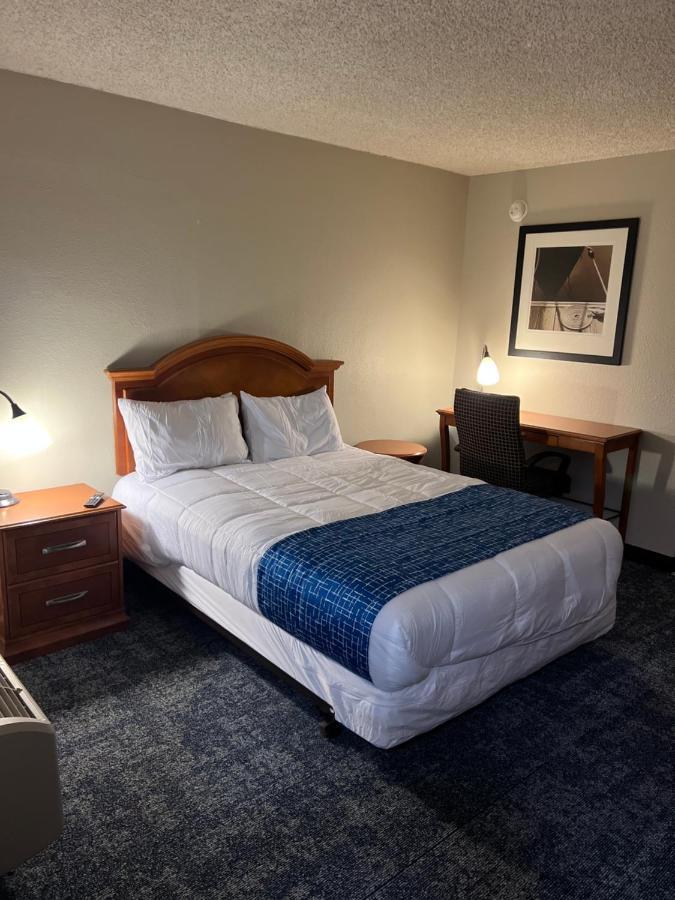 Travelodge By Wyndham Lincoln Northeast Bagian luar foto