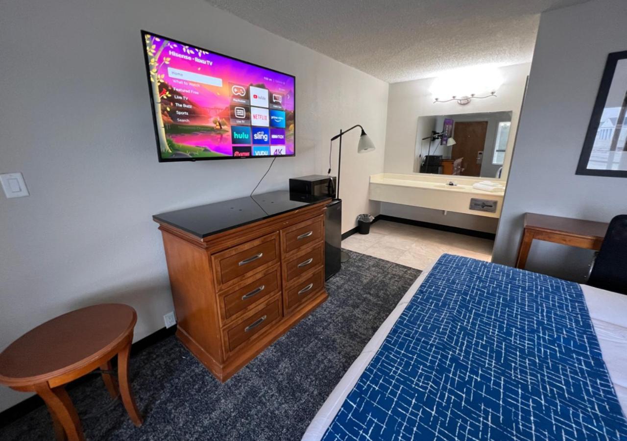Travelodge By Wyndham Lincoln Northeast Bagian luar foto