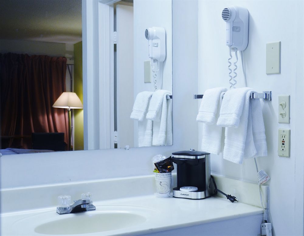 Travelodge By Wyndham Lincoln Northeast Bagian luar foto